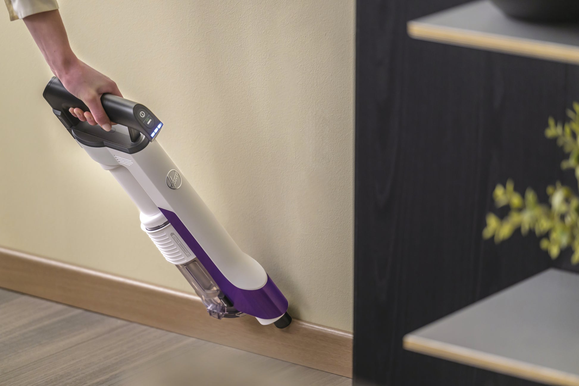 Hoover HF202P 011 Aspirapolvere a bastone 2 in 1 Batteria Secco EPA Senza sacchetto 165 W Viola